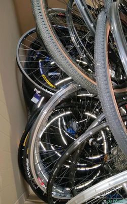 beaucoup de vélos empilés les uns sur les autres dans une boîte