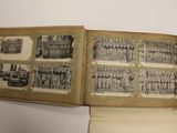 un livre ouvert dans lequel figure l'image d'une ville