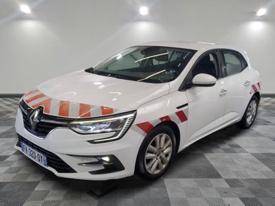 une voiture blanche ornée d'une bande orange et blanche