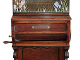 un piano posé sur un meuble en bois