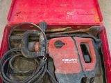 une boîte à outils rouge avec des outils sur le sol