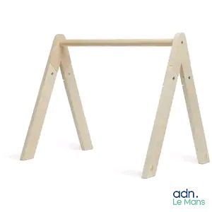 une structure de balançoire en bois conçue pour ressembler à une balançoire