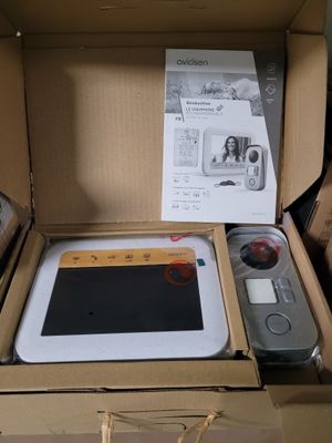 un boîtier contenant une tablette et une télécommande