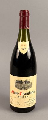 une bouteille de vin posée sur une table