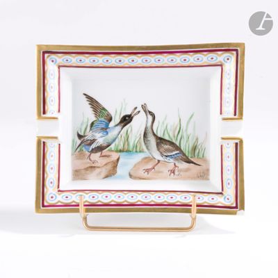 une image représentant deux oiseaux posés sur une assiette, elle-même posée sur un socle