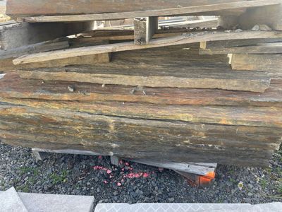 de nombreuses pièces de bois empilées les unes sur les autres