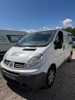 une camionnette blanche garée sur un terrain