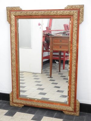 un miroir posé par terre devant une table