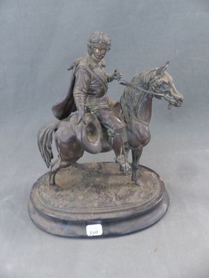 statue en bronze représentant un homme à cheval avec un chien sur le dos