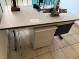 un bureau surmonté d'un ordinateur dans une pièce