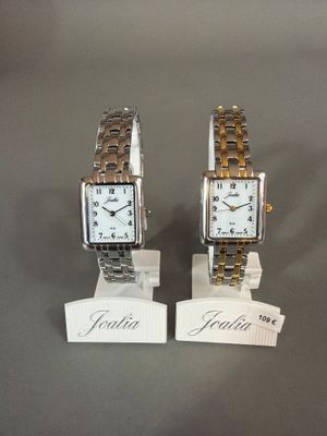 une paire de deux montres pour femme exposées sur une table