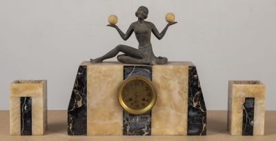 une statue de femme assise au sommet d'une horloge