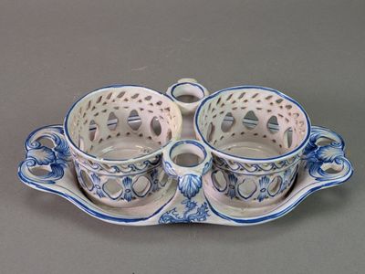 un plateau bleu et blanc avec deux tasses et soucoupes