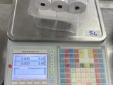 une photo d'une balance sur laquelle sont posés des rouleaux de papier toilette