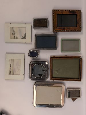beaucoup de photos accrochées au mur et une horloge accrochée au mur