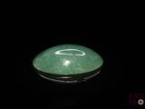 une photo d'un objet vert et blanc dans l'obscurité