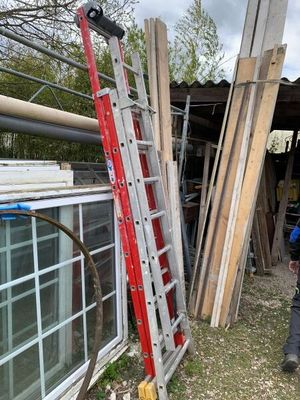 un homme qui se tient à côté d'une échelle