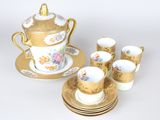 un service à thé doré et blanc, avec tasses et soucoupes