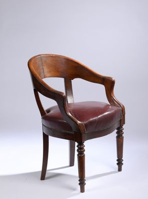 une image représentant une chaise en bois dont l'assise est recouverte de cuir