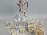 plusieurs verres et une carafe posés sur une table