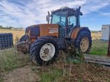 un tracteur garé dans un champ