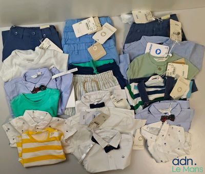 a lot of baby clothes that are on a table