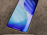 un gros plan d'un téléphone posé sur une table, avec une étiquette de prix