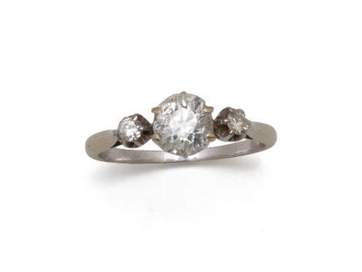 Bague solitaire en or 750 millièmes rhodié, ornée d'un diama…