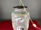 une grande lampe en forme de vase chinois, avec un socle en bois et un abat-jour doré