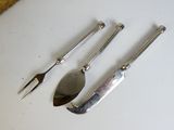 trois fourchettes et une cuillère posées sur une table