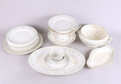 de nombreuses assiettes et bols disposés ensemble sur la table