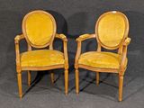 une paire de chaises jaunes sur un fond noir, avec une toile de fond noire