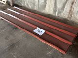 un banc en bois posé au milieu d'une pièce