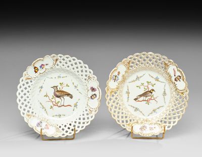 une paire d'assiettes en porcelaine ornées d'oiseaux et de fleurs