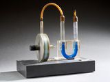 une maquette d'une pompe à eau avec un tuyau bleu