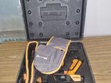une caisse à outils avec des outils sur une table