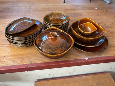 beaucoup d'assiettes et de bols sur la table