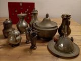 une table sur laquelle se trouvent de nombreux objets en argent