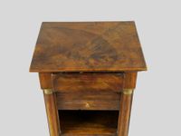 Table de chevet en placage d'acajou de style Empire ouvrant … (photo 3)