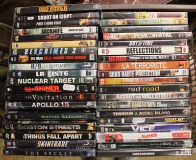 plusieurs dvd empilés sur une étagère