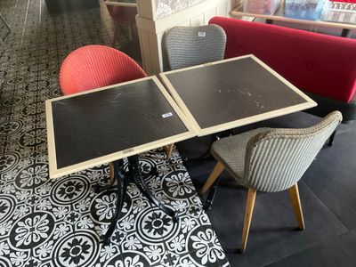 une table avec deux chaises et une table avec un plateau noir