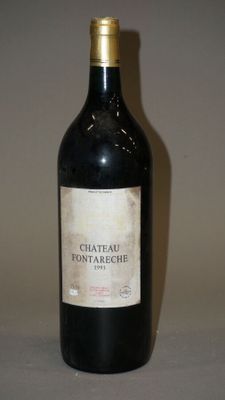 une bouteille de vin posée sur une table