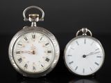 deux horloges posées côte à côte sur une table