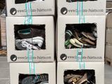 plusieurs boîtes de chaussures sont empilées les unes sur les autres