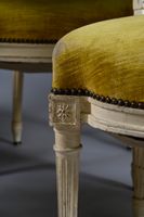 Suite de six chaises en hêtre mouluré, sculpté et relaqué bl… (photo 5)
