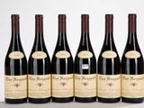 six bouteilles de vin rouge sont alignées