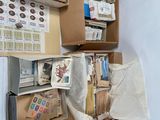 de nombreuses boîtes de timbres accrochées au mur d'une pièce