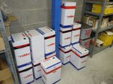 plusieurs cartons sont empilés les uns sur les autres dans un entrepôt