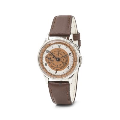 gros plan d'une montre sur fond blanc avec un bracelet marron