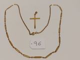 deux morceaux de chaîne en or surmontés d'une croix